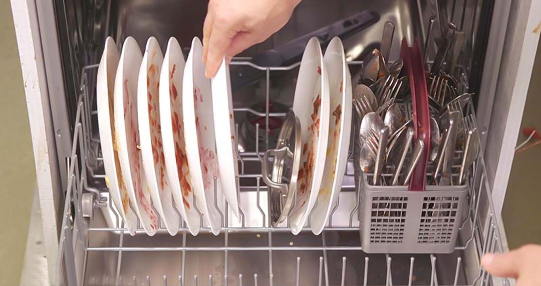 Rửa bát bằng máy rửa bát bị nhờn, nhớt và cách khắc phục